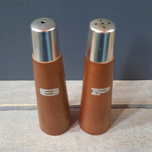 Vintage Wood Silvertone Caps Danish Style Graduated Salt & Pepper Shakers - Picture 4 of 10